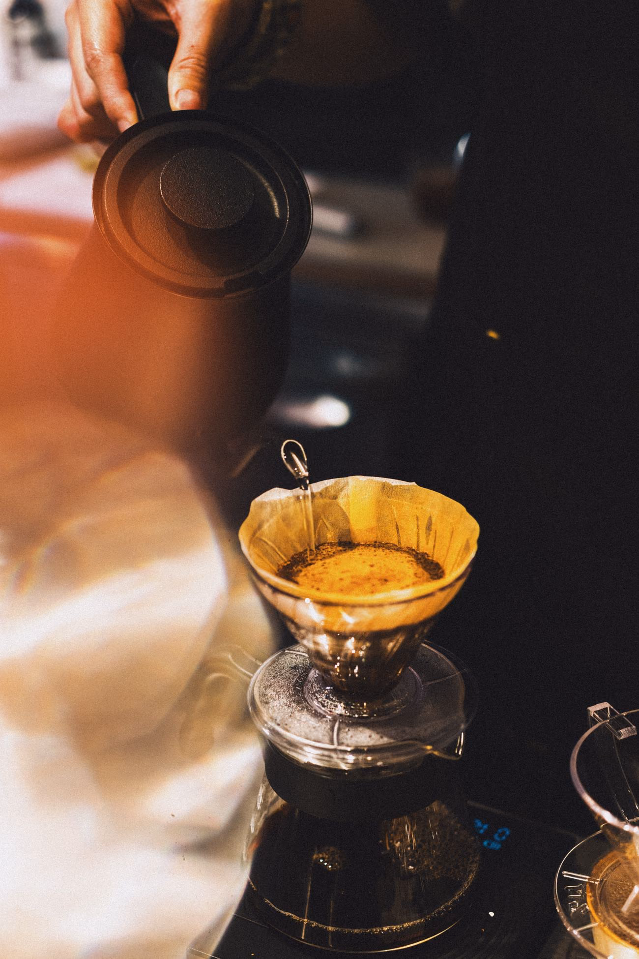 Barista preparando café de filtro en una cafetería